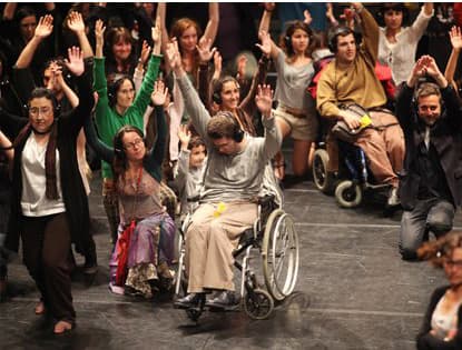 Persones amb discapacitat física o orgànica gaudint d'una activitat cultural