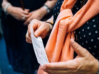 Persones amb discapacitat visual o auditiva gaudint d'una activitat cultural