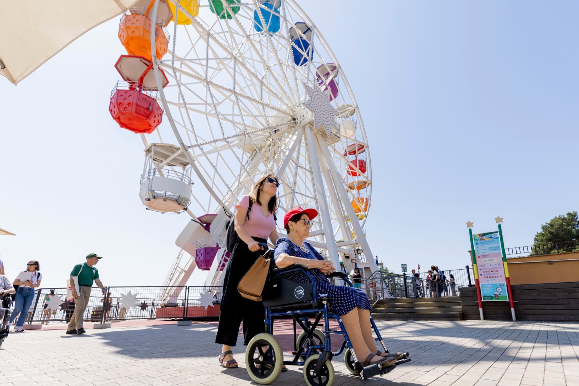 Persones gaudint d'una experiència cultural accessible